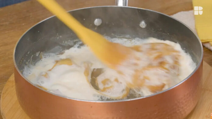misturando o caramelo com leite