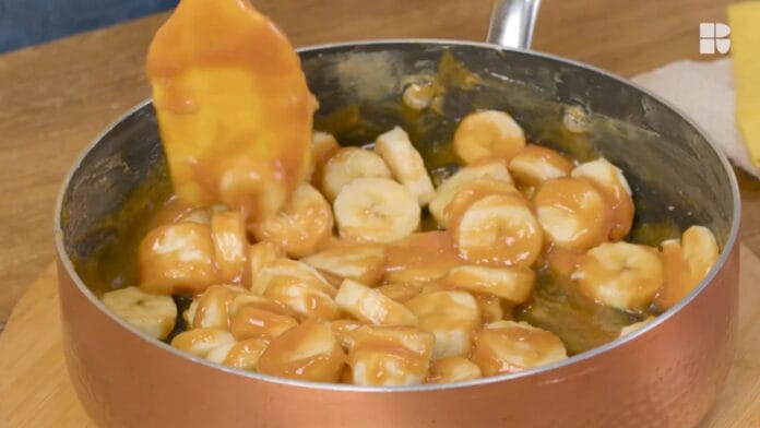 misturando as bananas no creme