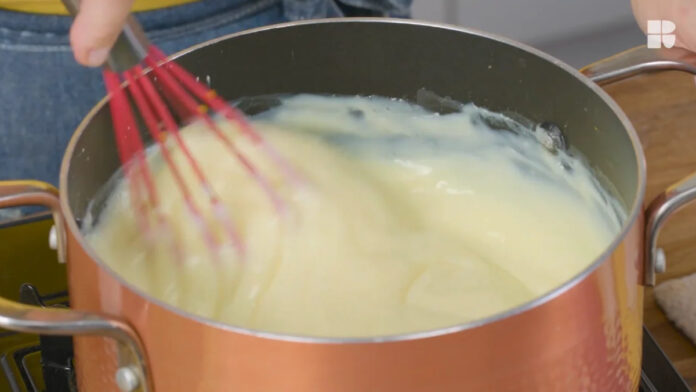 misturando o creme do doce