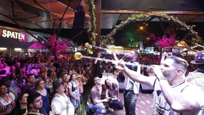 Como participar do chope em metro e de outras brincadeiras da Oktoberfest Blumenau 2026
