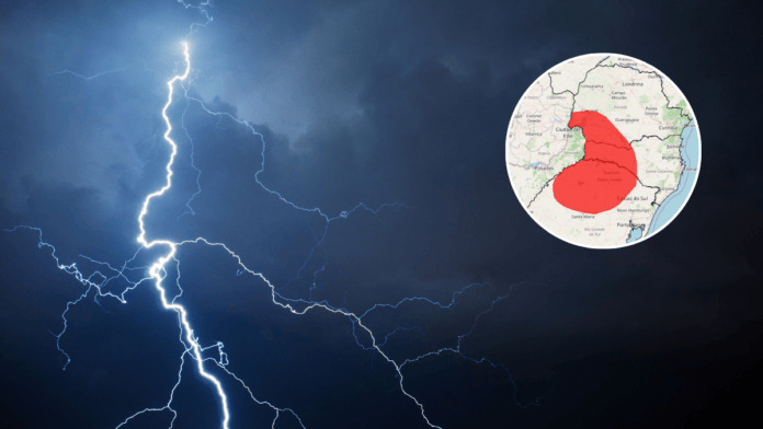 Previsão do tempo hoje em SC: temporais com raios e risco alto de alagamentos persistem nesta sexta-feira (9)