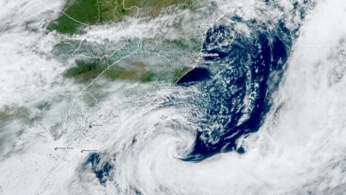 Ciclone traz frio e sol para SC, mas gera alerta ao Litoral