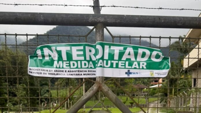 Clínica terapêutica é interditada em SC após denúncias de maus-tratos e mulher mantida à força no local