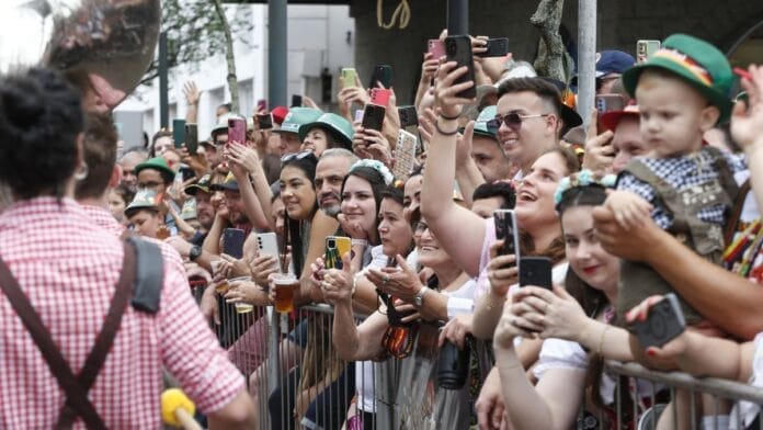Como assistir ao vivo ao desfile de abertura da Oktoberfest Blumenau 2026