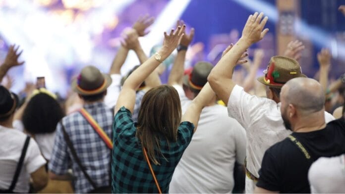 O segredo para entrar de graça mesmo no sábado mais concorrido da Oktoberfest Blumenau 2026