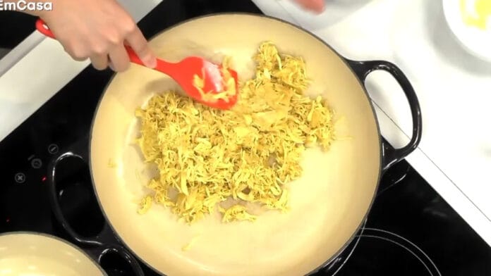 preparando o frango dos croquetes
