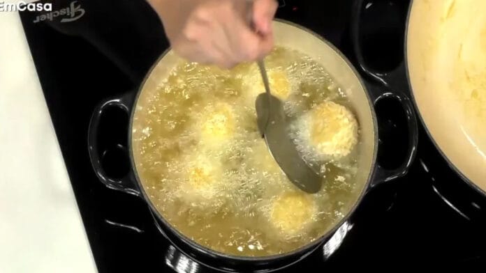 fritando os croquetes