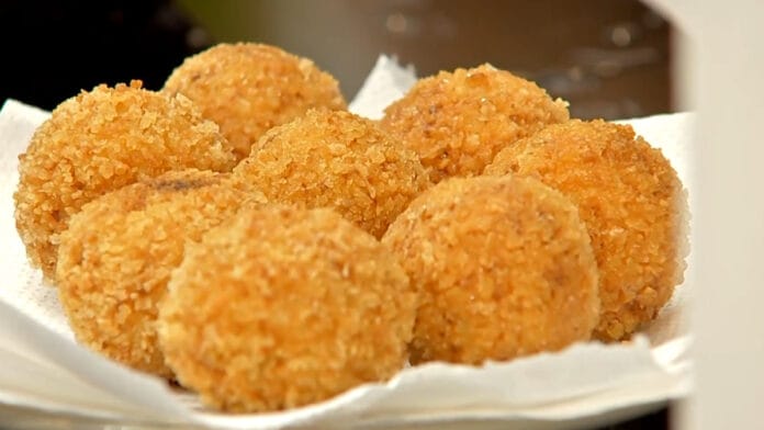 Croquete de frango super cremoso e fácil de fazer usa farinha panko para formar casquinha crocante e saborosa