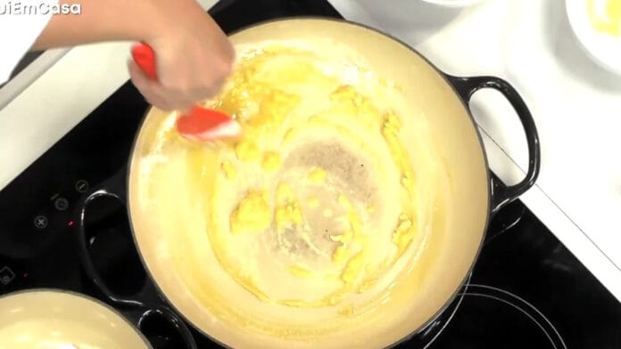 misturando ingredientes da massa dos croquetes