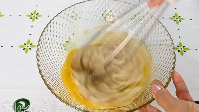 misturando os ingredientes do bolinho