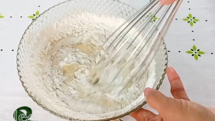 misturando os ingredientes o bolinho