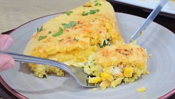 Cuscuz recheado com casquinha crocante leva só 5 ingredientes na massa e fica pronto em 10 minutos