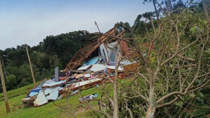 casa derrubada pelo vento na cidade de Água Doce