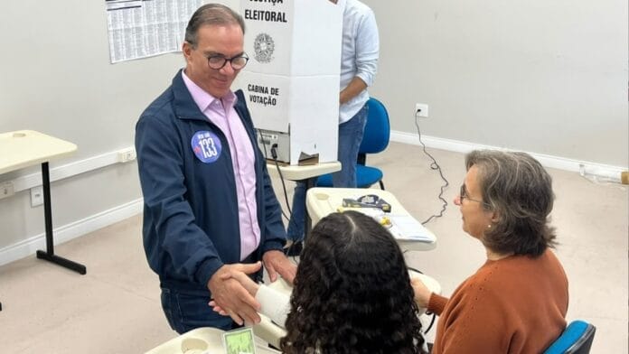 Décio Lima (PT), candidato a senador por SC, vota em Blumenau