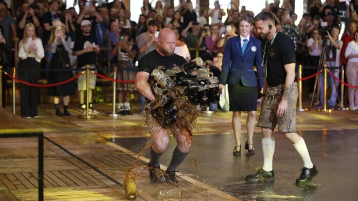 Ex-garçom tenta quebrar recorde mundial na Oktoberfest Blumenau 2026, mas vê sonho ficar para depois