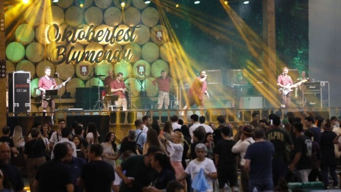 Domingo pré-feriado na Oktoberfest Blumenau tem shows internacionais e vibe de sábado; veja programação