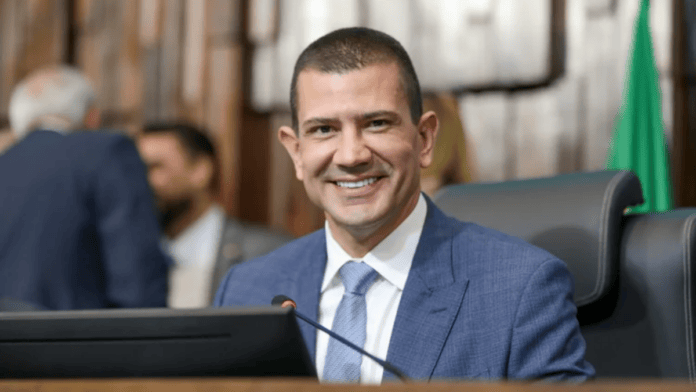 Campeão do UFC declara apoio a eleição de Douglas Ruas no RJ e publica foto com candidato do PL: “Nosso governador”