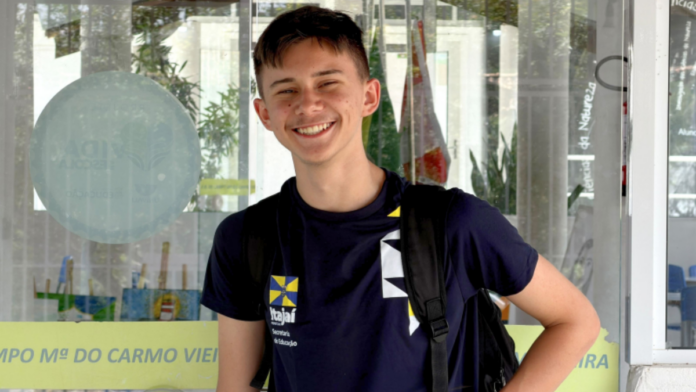 Aluno de escola pública de SC bate 14 mil rivais em olimpíada nacional e vai voar de avião pela 1ª vez