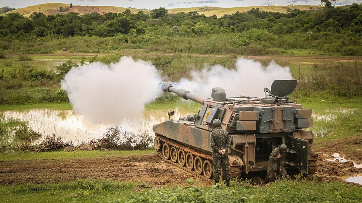 Obuseiro autopropulsado M109 dispara durante exercício do Exército (Foto: Sd Mattos / DECEx)
