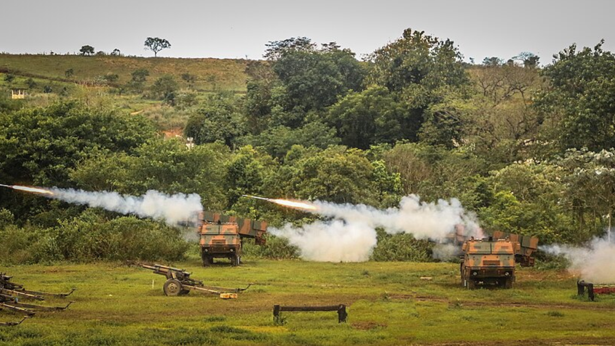 Sistema ASTROS II durante disparo em treinamento militar (Foto: Sd Mattos / DECEx)