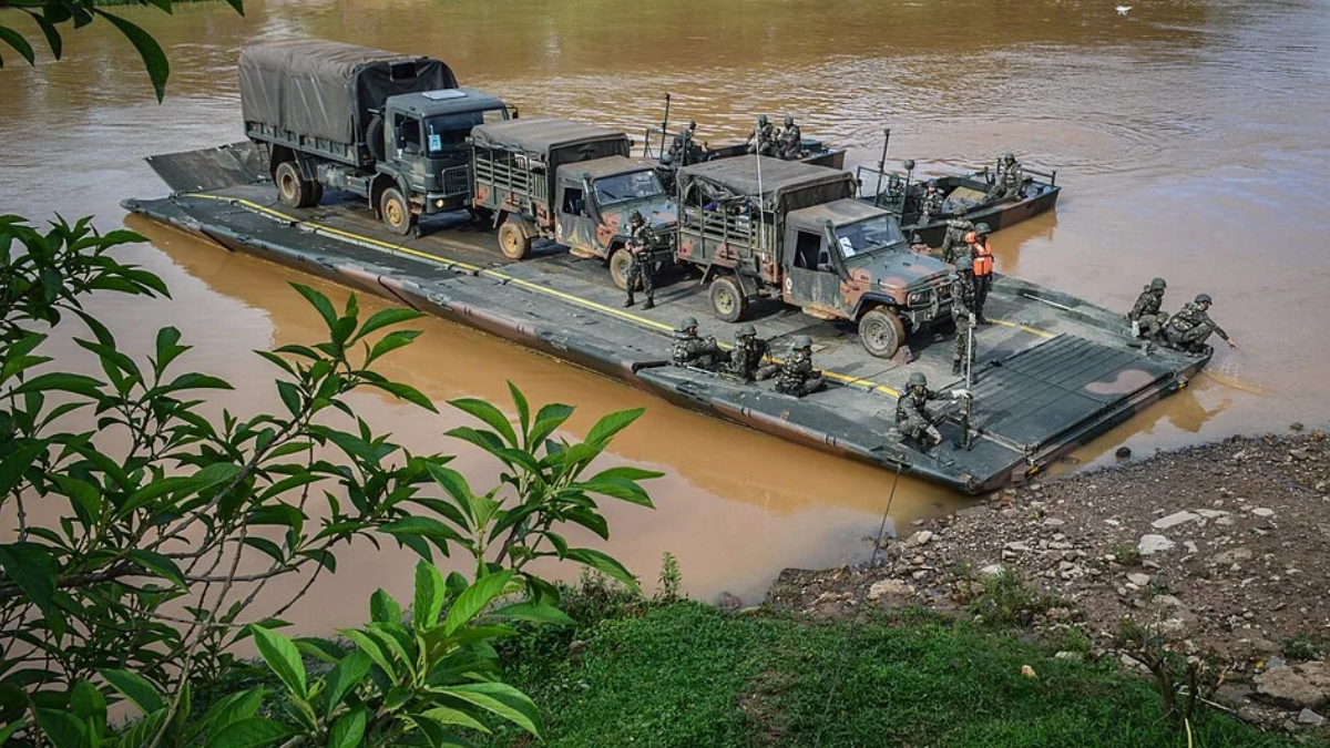 Portada de Engenharia transporta viaturas sobre a água (Foto: Sgt Rodolfo / DECEx)