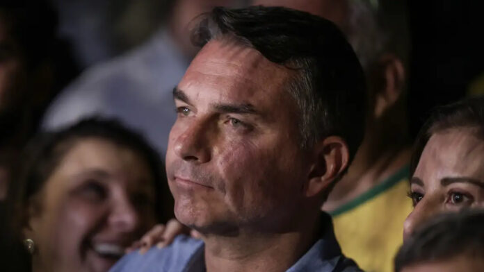 Flávio Bolsonaro foge para os EUA dois dias após derrota para Lula e ordem de entrega de passaportes