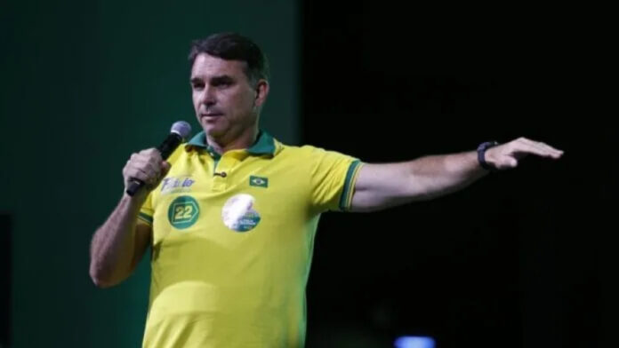 Aliados de Flávio Bolsonaro recebem informação de que ele teria fugido do Brasil rumo à Argentina