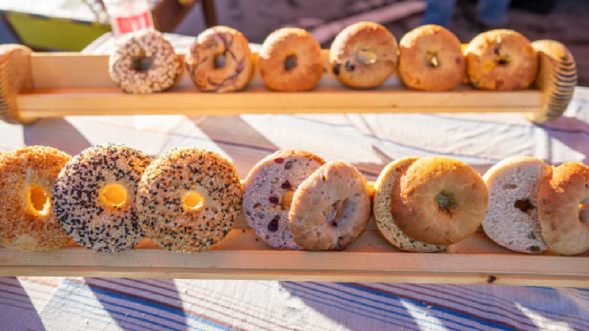 Café puro, suco de laranja, ovos e bagels de Nova York estão entre os alimentos associados ao café da manhã do ator (Foto:frank minjarez/ Pexels)