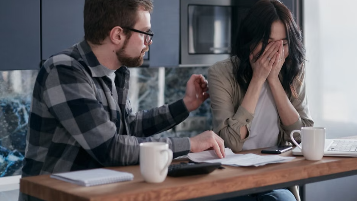 Os 84 milhões de brasileiros inadimplentes em agosto de 2026 correspondiam a 51% da população adulta, limitando o consumo em setores dependentes de crédito e parcelamento, segundo a Serasa Experian (Foto: Mikhail Nilov / Pexels)