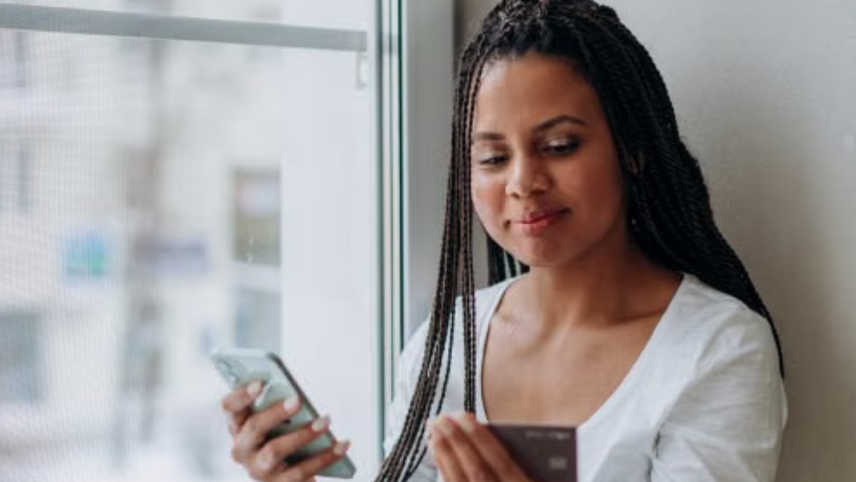 O crédito livre ao consumidor chegou a 61,7% ao ano em agosto de 2026, encarecendo compras financiadas e reduzindo espaço no orçamento para consumo, segundo o Banco Central (Foto: Mikhail Nilov / Pexels)