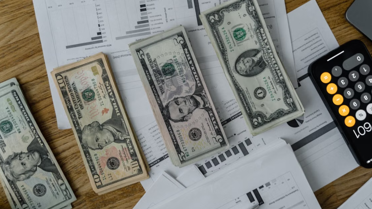 A Selic ainda estava em 13,75% ao ano em setembro de 2026, mesmo após os cortes, contra 15% no começo do ano, mantendo caro o crédito usado pelas empresas, segundo o Banco Central (Foto: Tima Miroshnichenko / Pexels)