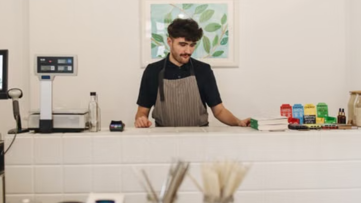 O caixa pode precisar aguentar meses, já que Ricardo Nunes cita compras pagas ao fornecedor em cerca de 70 dias e revendidas em 10 parcelas, deixando o varejista financiar a diferença até receber (Foto: Polina Tankilevitch / Pexels)