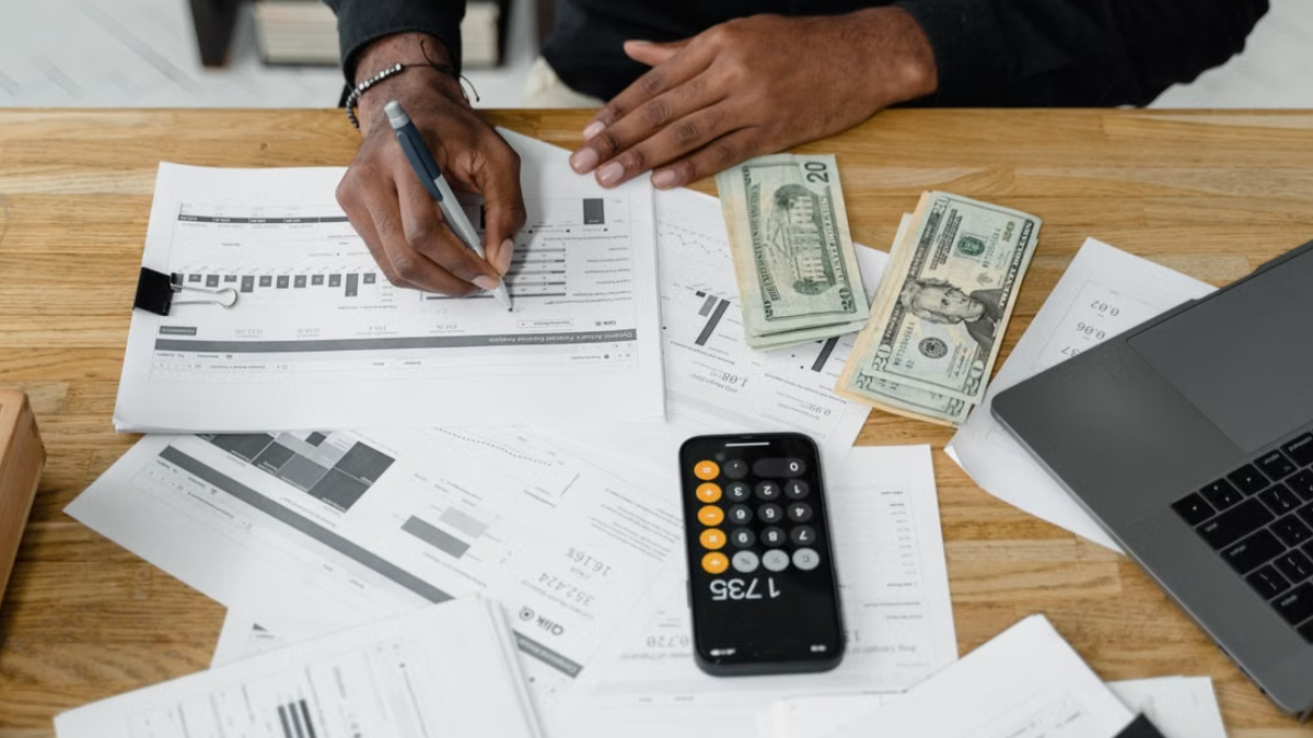As dívidas empresariais somavam R$ 238,6 bilhões em julho de 2026, quando 9,2 milhões de empresas acumulavam 67,2 milhões de contas atrasadas, média de 7,3 por CNPJ, segundo a Serasa Experian (Foto: Tima Miroshnichenko / Pexels)