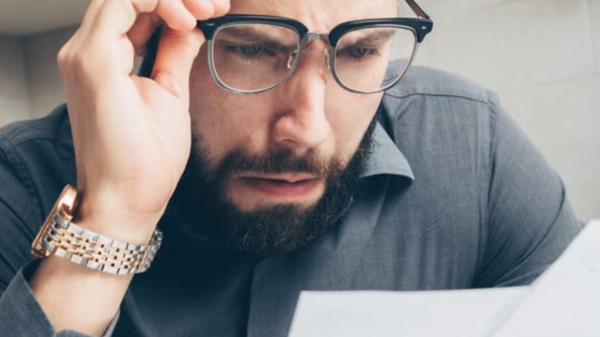 Um recorde de 9,3 milhões de empresas estava inadimplente em agosto de 2026, número 14,3% maior que o de um ano antes, segundo a Serasa Experian (Foto: Mikhail Nilov / Pexels)