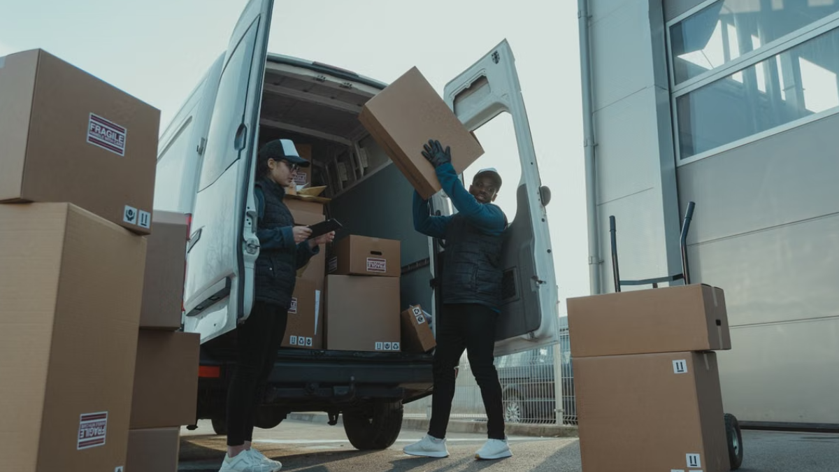 Quase 440 milhões de pedidos passaram pelo online em 2025, com 438,9 milhões de compras, 94,2 milhões de consumidores e tíquete médio de R$ 536,60, reforçando a integração entre lojas físicas e digitais, segundo a ABComm (Foto: Tima Miroshnichenko / Pexels)