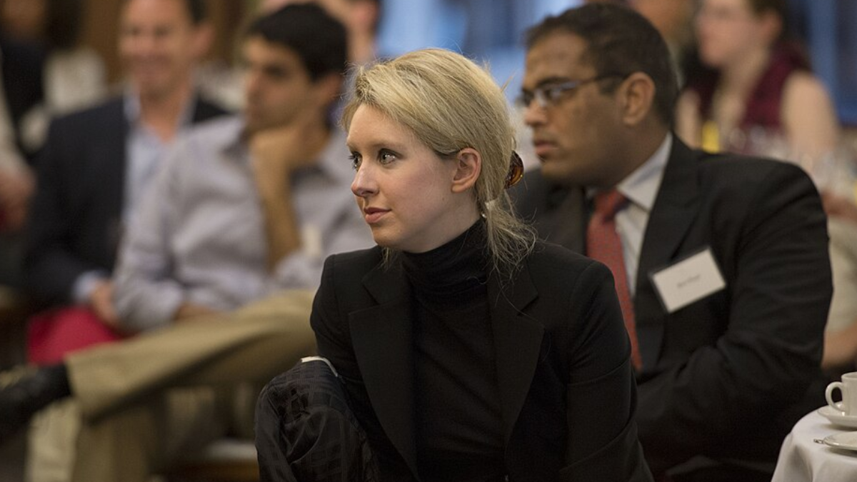 A Theranos prometia revolucionar exames de sangue com poucas gotas, mas a tecnologia não funcionava como divulgado. Elizabeth Holmes foi condenada por fraude contra investidores (Foto: Glenn Fawcett / Wikimedia Commons)