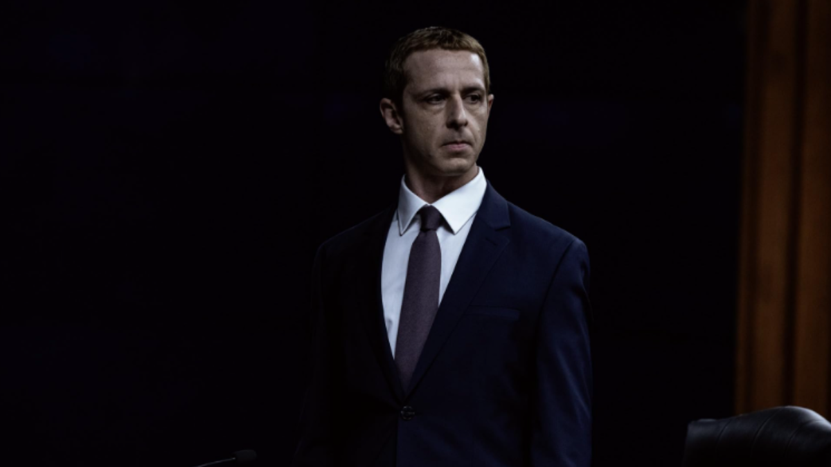 Jeremy Strong interpreta Mark Zuckerberg em The Social Reckoning, produção inspirada nas revelações feitas por Frances Haugen (Foto: Divulgação / IMDb)