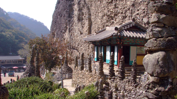 Torres de pedra construídas no Templo Tapsa, na Coreia do Sul, sobrevivem há mais de 100 anos, mesmo sem cimento, entre as rochas (Foto: Steve46814 / Wikimedia Commons)