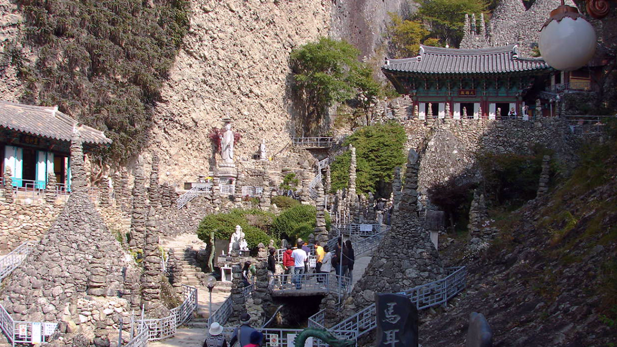 Templo Tapsa fica aos pés do Monte Maisan e ficou conhecido pelas dezenas de pagodes construídos com pedras empilhadas (Foto: Steve46814 / Wikimedia Commons)