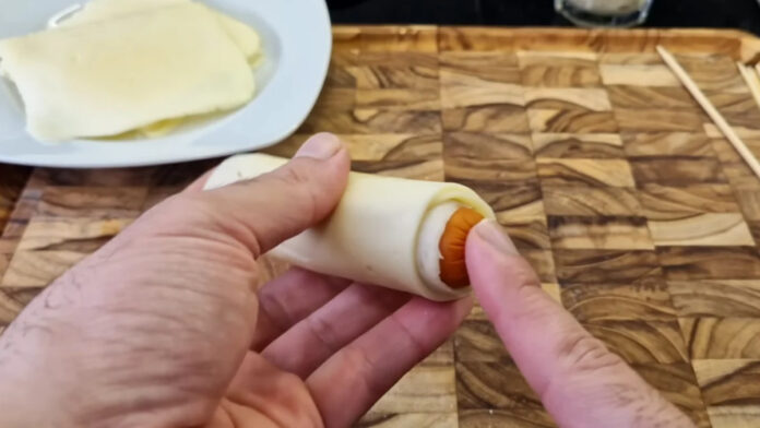 aplicando o queijo em torno da salsinha