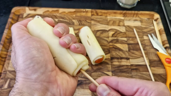colocando o palito no hot dog