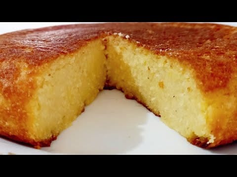 Feito na panela: bolo de milho com coco super cremoso leva poucos ingredientes e não tem glúten