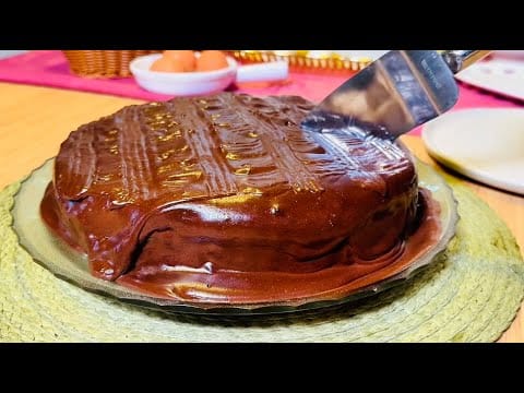Técnica que mistura chocolate na água quente deixa o bolo mais fofinho e com uma textura molhadinha deliciosa