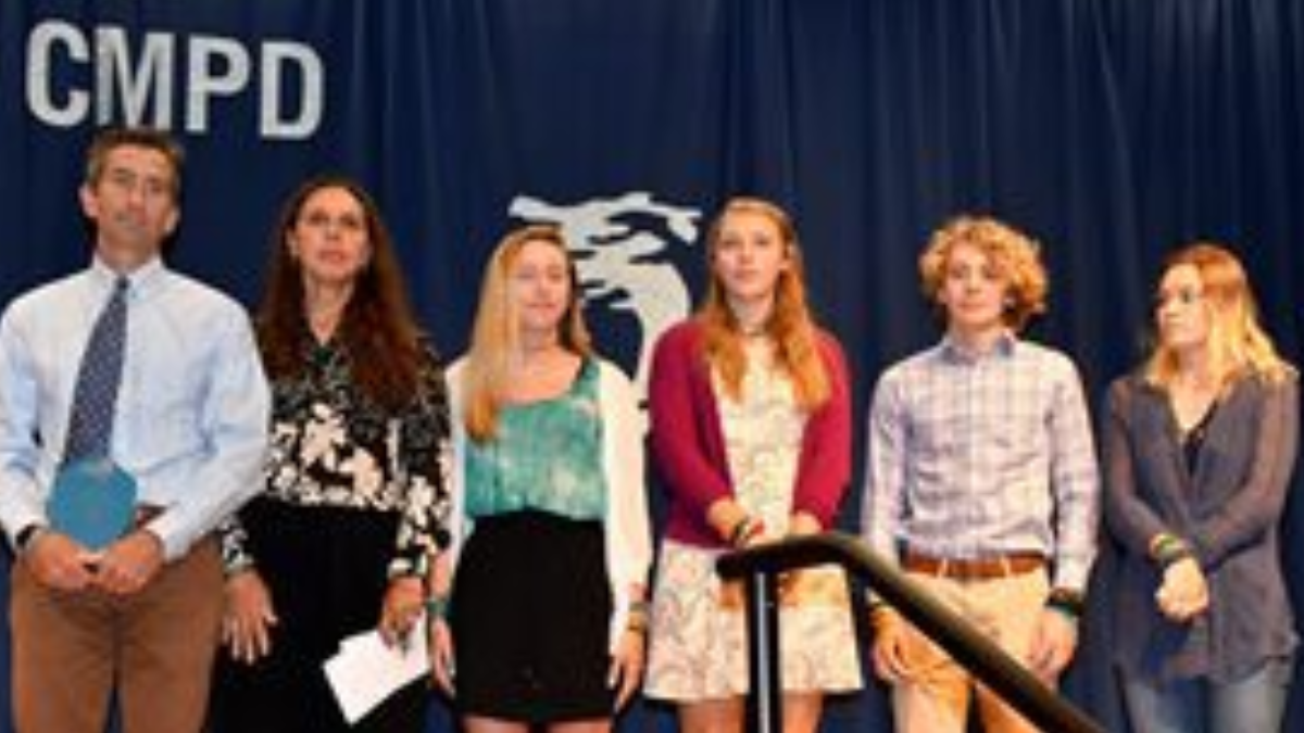 Riley Howell foi homenageado postumamente pela polícia com a primeira Medalha Civil de Valor concedida pelo departamento, criada como a mais alta homenagem destinada a um cidadão por um ato de coragem (Foto: Departamento de Polícia de Charlotte-Mecklenburg / Divulgação)