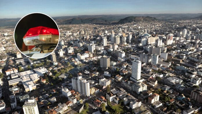 Homem foge com carro furtado, bate contra barranco e morre após confronto com PM em SC