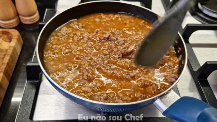 adicionando o molho na carne