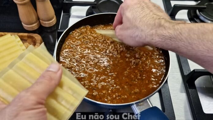 adicionando a massa da lasanha