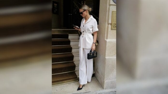 mulher com blusa e calça branca