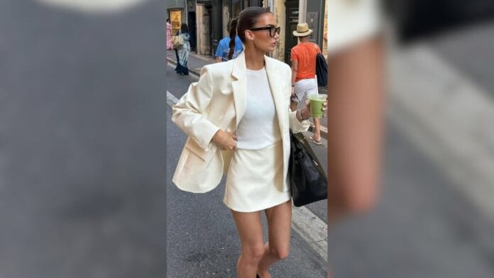 mulher com blusa e calça branca