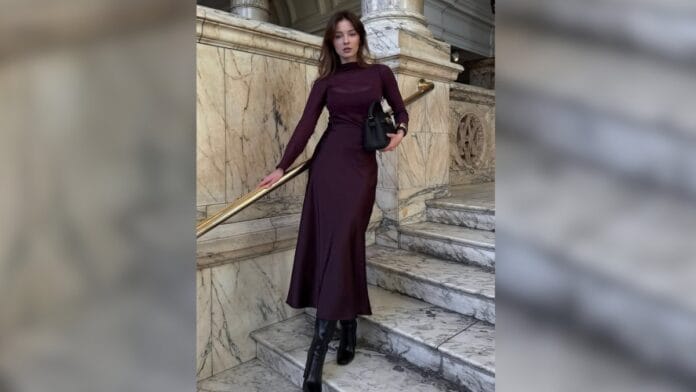 mulher com vestido vinho e bota preta